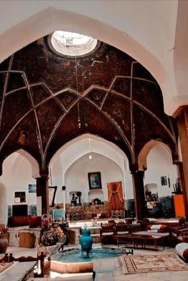 محیط حمام تاریخی خان در کاشان